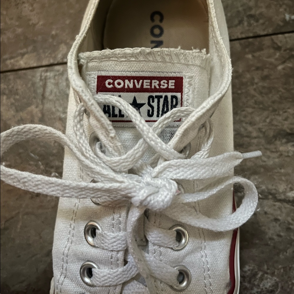 Converses - Picture 2 of 3